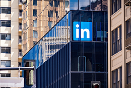 LinkedIn、プロフィールに「専業主婦」と表示する機能を追加、ほか