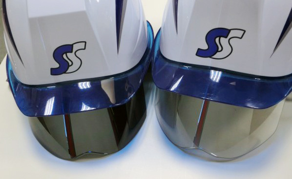 UVカット機能シールド内蔵のヘルメットで、社員の目を紫外線から守る