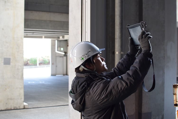タブレットを用いて施工状況を社内外に共有している