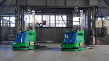 フロア内で資材を自動搬送するAGVを開発、運搬作業を機械で代替することによる生産性の向上に取り組んでいる