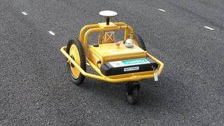 稼働中の自律ラインマーキングロボット