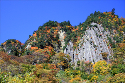 秋山郷屋敷地区の布岩