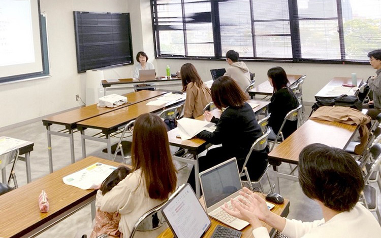 東京の在宅ワーク支援を行う企業の講師によるステップアップ講座（ハイブリッド開催）の写真
