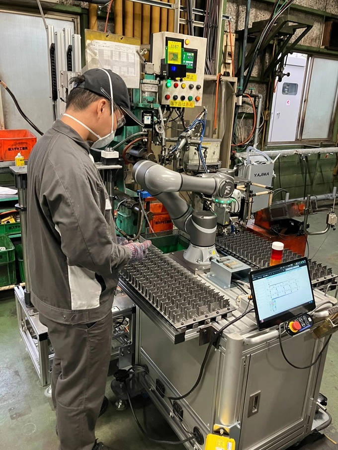 機械を操作してる写真