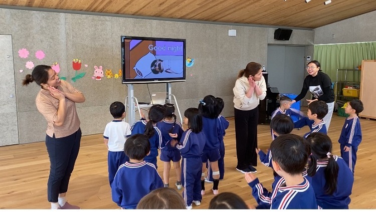 こども園で英語の授業の写真