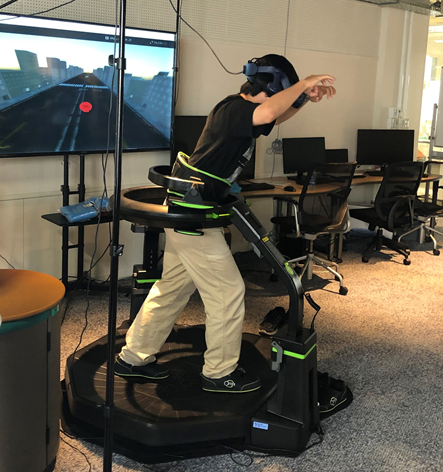 歩行型VRデバイス「Omni」を操作する原田直洋さん