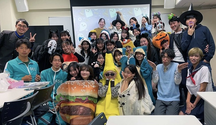 仮装しながらゼミを行うことで、授業とハロウィンイベントを両立させ、全力で楽しみながら学ぶ舘野ゼミ