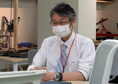 学生の様子をうかがいながらお話しされる堀越力教授
