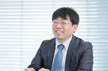 鼎談する久米氏の様子