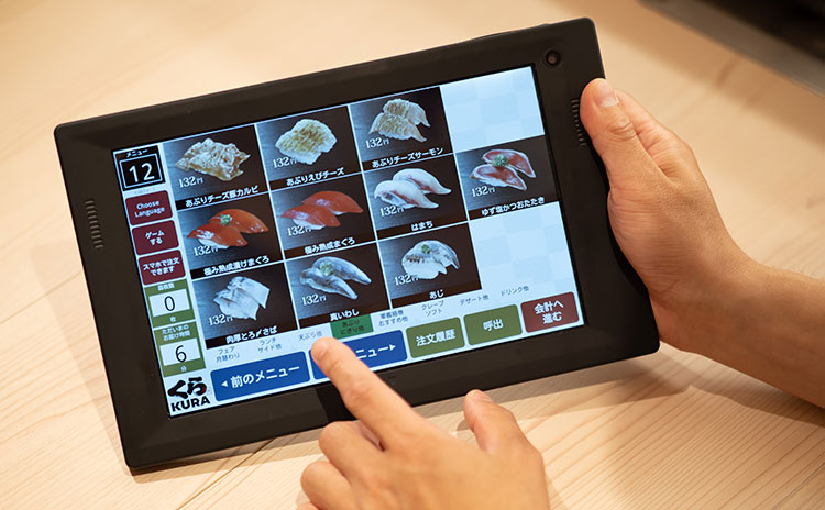 着席したらテーブルの端末からお好みのメニューをオーダー