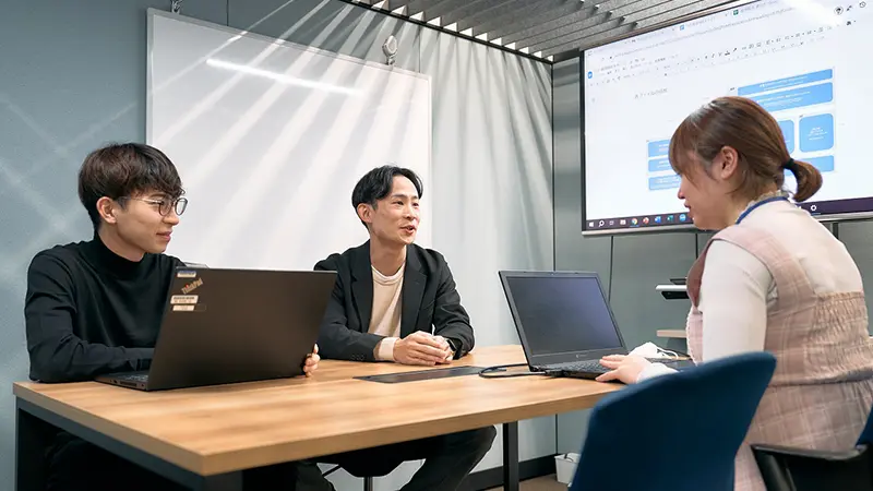 プロジェクト打ち合わせを行う様子