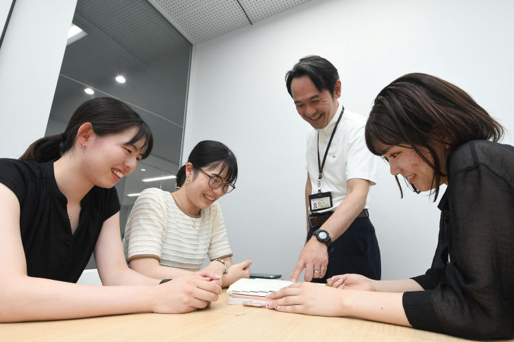 写真：藤原先生がフィードバックをする様子