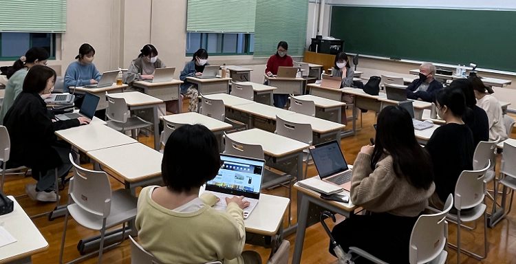 輪になるように机を並べた空間