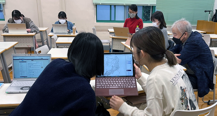 情報の共有をするゼミ生の姿