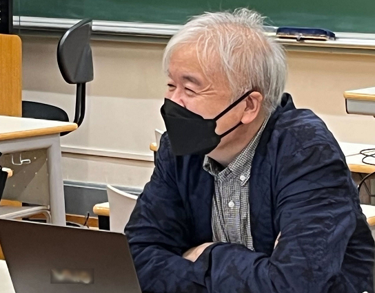 ゼミ生の話を楽しそうに聞く篠崎教授