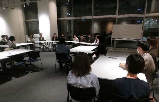 座談会で１期生がインタビューを受けている様子　その2
