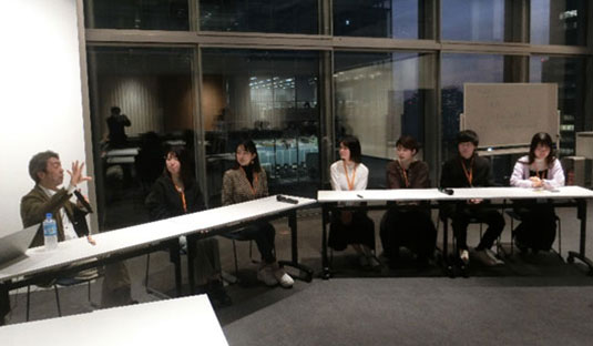 座談会で１期生がインタビューを受けている様子　その1