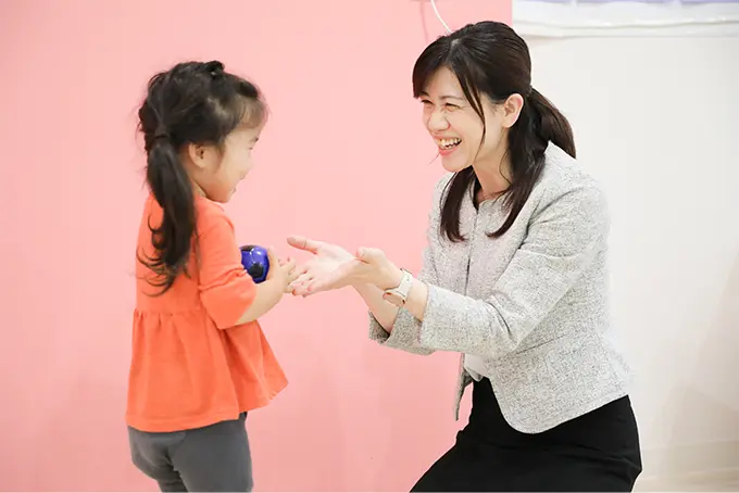 子どもと金森氏が遊んでいる場面