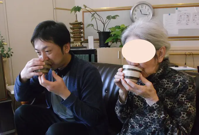 介護職員と利用者がお茶を飲むシーン