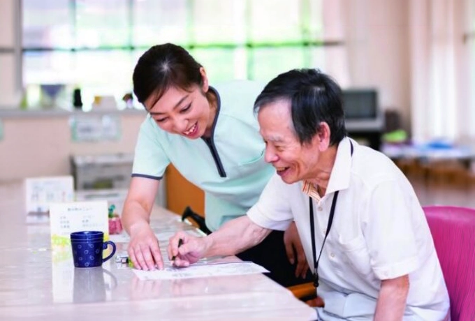 介護スタッフと利用者がコミュニケーションをとっている様子