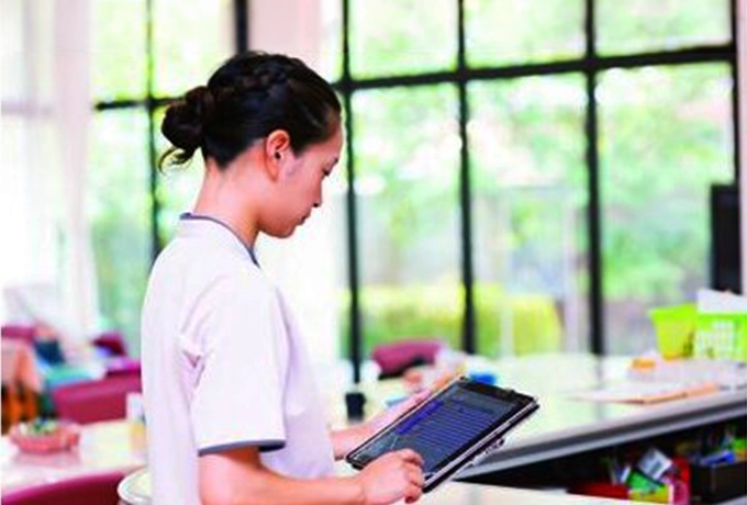 介護スタッフが仕事をしている様子