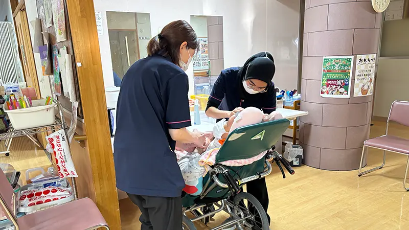 スタッフが子どものケアをする場面