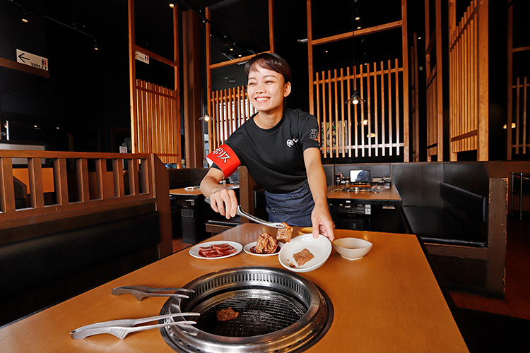 客席を回って美味しい肉の焼き方についてアドバイスをする「焼肉ポリス」