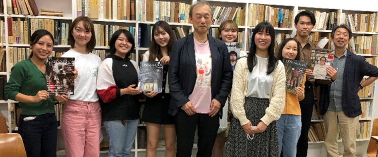 写真　小川教授と取材に参加してくださった学生の方々、取材陣で一枚（左から齊藤さん、岩田さん、岩﨑さん、岡村さん、小川教授、足立さん、中村〔学生記者〕、髙久さん、中野さん、豊田〔ゼミナール研究会メンバー〕）