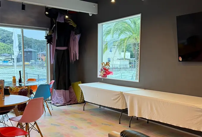 テーブルと複数のカラフルな椅子