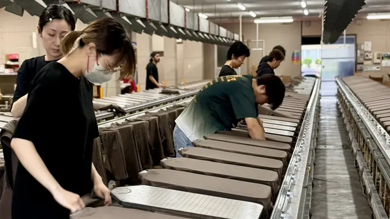 シルクスクリーンプリントをしている様子