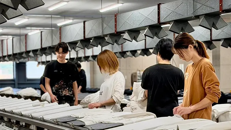 シルクスクリーンプリントをしている様子