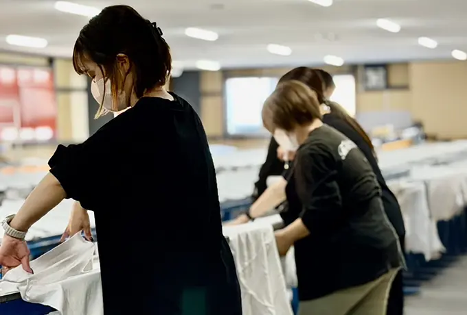 シルクスクリーンプリントをしている様子