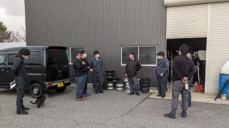 従業員が雑談している様子