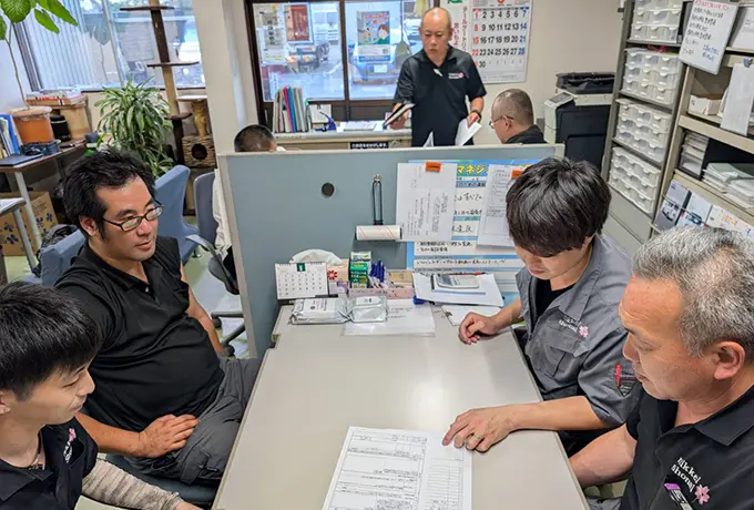 職場で打合せしている様子