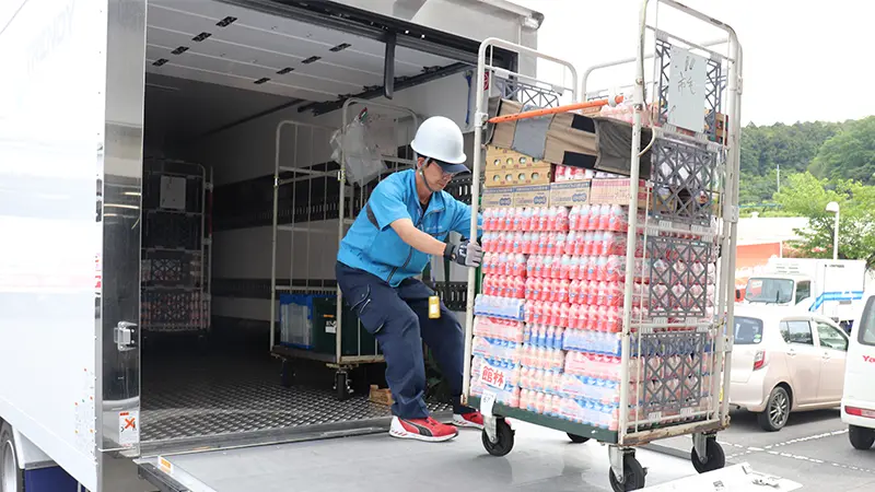 トラックへの荷物積み込み作業を行う物流スタッフ