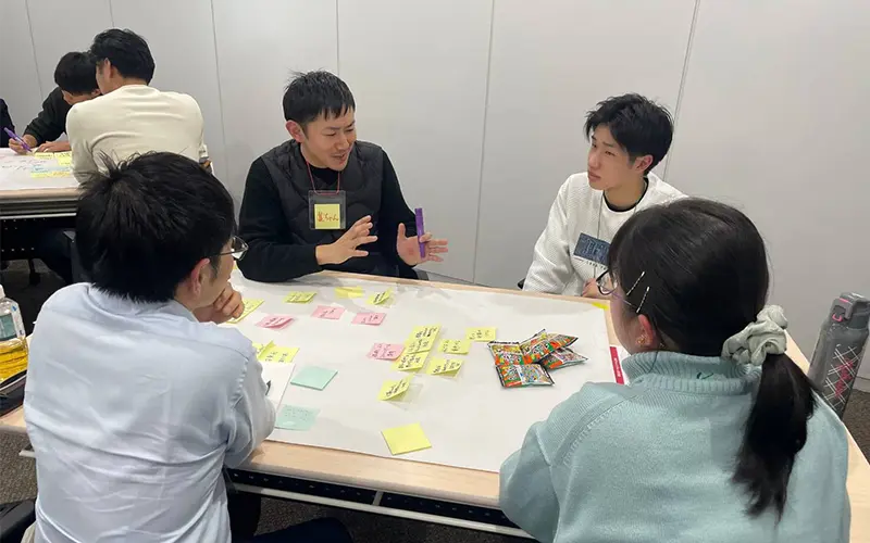 アイデア出しやブレインストーミングをしている様子。