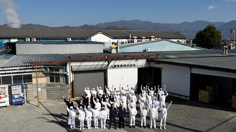 八雲製菓株式会社の外観と従業員