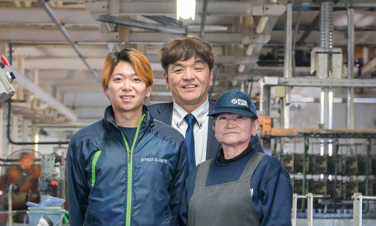 写真：清水光吉氏（中央）、下田夏海氏（左）、唐澤清子氏（右）