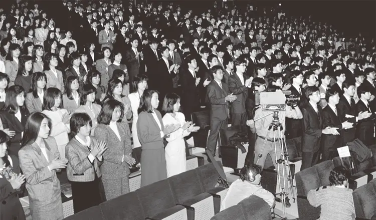 男女雇用機会均等法に関するイベントで拍手を送る参加者たち