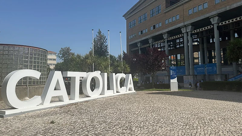 大学のキャンパスの写真。校舎の前が石畳になっており、&rdquo;CATOLICA&rdquo;の文字が並ぶオブジェが建っている。