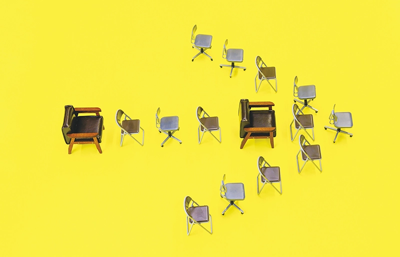 さまざまな椅子を使って右向きの矢印の形を作っている写真