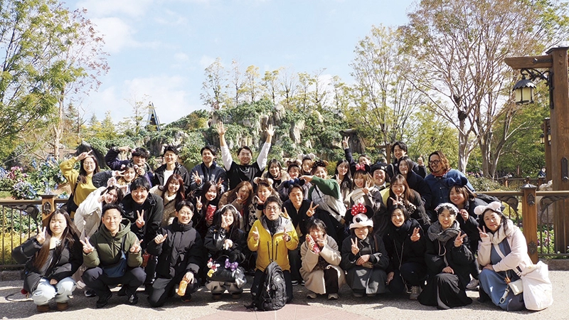 沖 一匡氏と梅澤慶太郎氏がクリニックのメンバーとディズニーランドにて撮影した集合写真