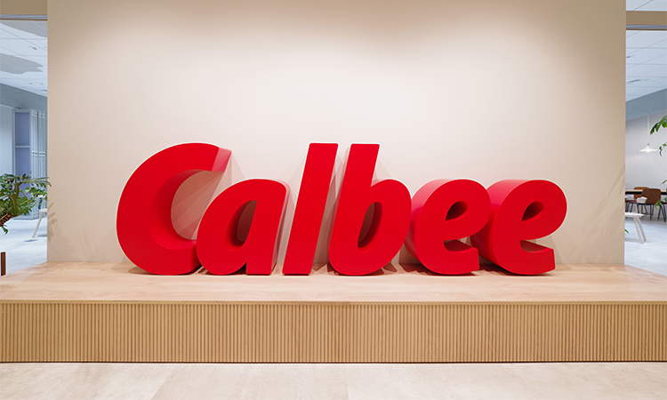 社名Calbeeの巨大なロゴは新オフィスの象徴となっている